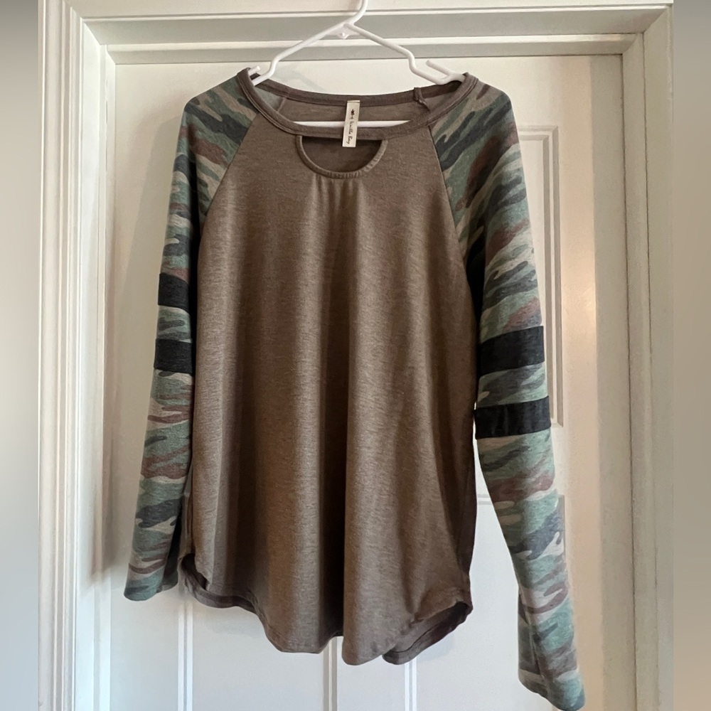 Camo Sleeve Raglan Top With Keyhole Neck
